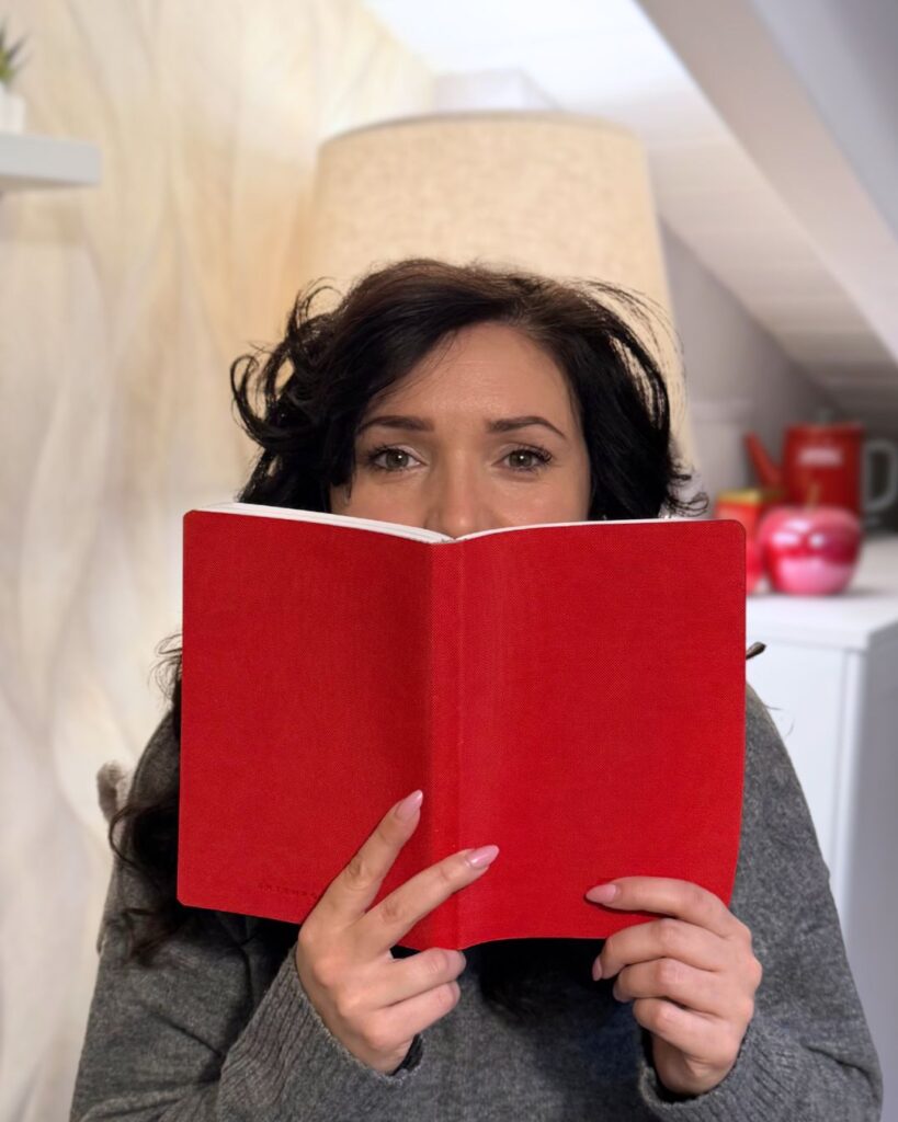 sonia con libro in mano